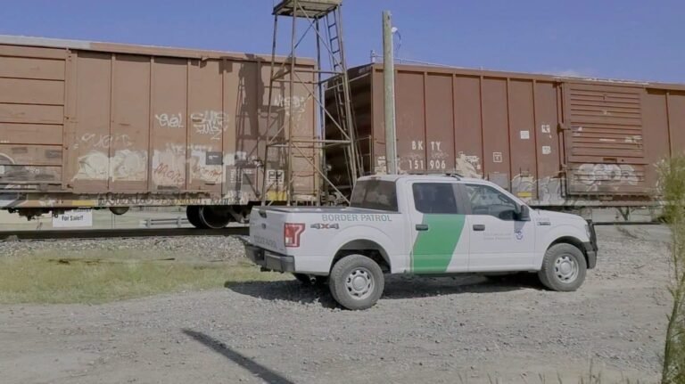 Inmigrantes rescatados de vagones sellados en Texas