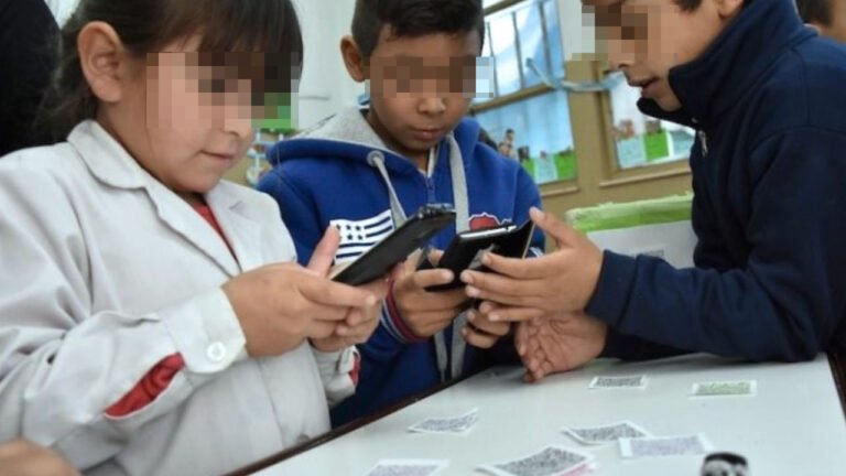 Senado aprueba prohibición del uso de celulares en escuelas básicas de México