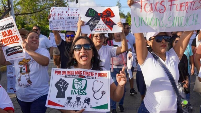 Crisis en el IMSS genera debate sobre salud pública y seguros privados en México
